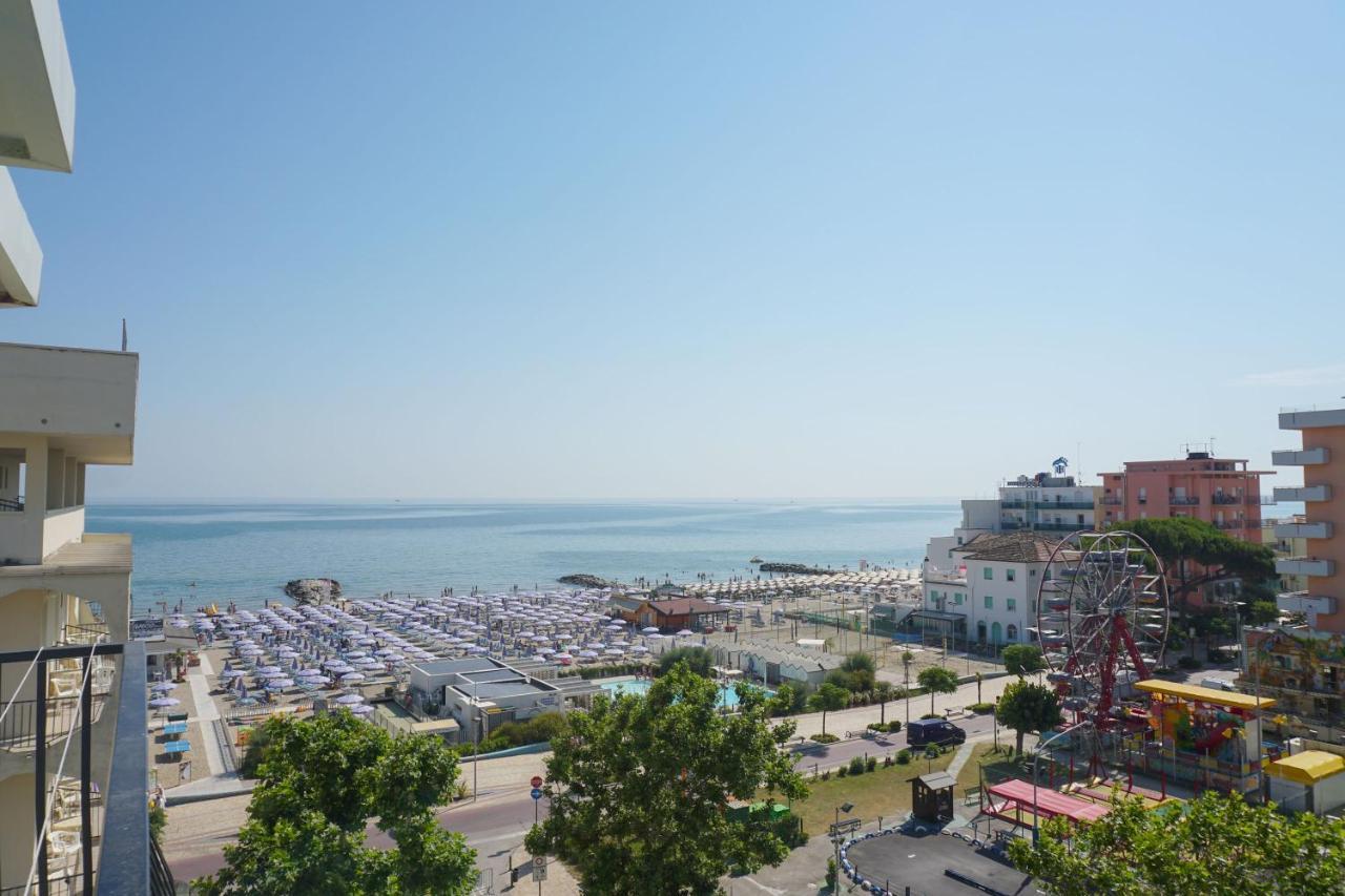 Hotel Bristol Misano Adriatico Exteriör bild